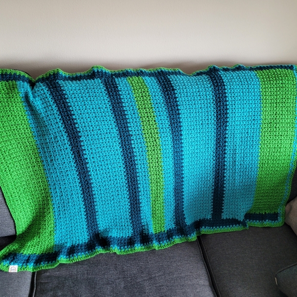A beautiful crocheted blanket for shall or lap or new born perfect for car, etc - Picture 5 of 5